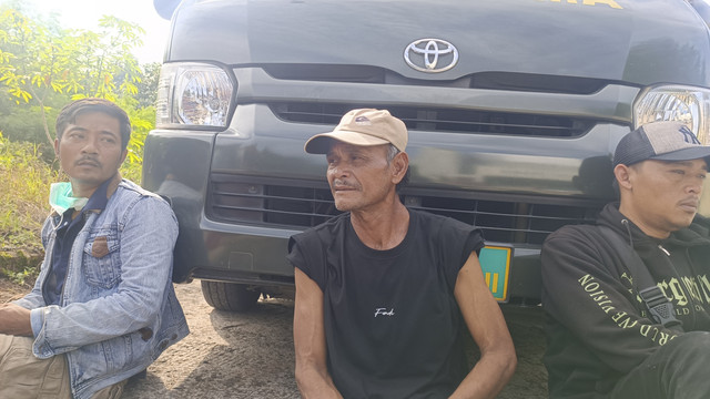 Salim (tengah), kakak dari Iyus dan Anwar Munawar, korban ledakan amunisi kadaluarsa yang dimusnahkan di Kabupaten Garut, ditemui di RSUD Pameungpeuk, Selasa (13/5). Foto: Robby Bouceu/kumparan