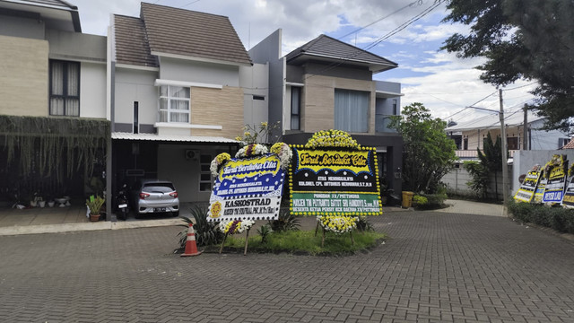 Suasana rumah duka Kolonel Cpl Antonius Hermawan di Perumahan Seruni Hills, Bekasi, pada Selasa (13/5/2025). Foto: Rachmadi Rasyad/kumparan