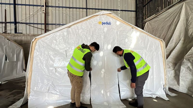 Persiapan Tenda-tenda untuk Pengungsi Palestina di Gaza (Sumber : DT Peduli)