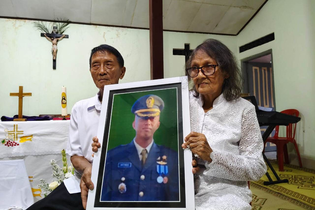Johanes Sugiarto (82) dan Bernadeta Rusminiwati (83) orang tua Kolonel Cpl Antonius Hermawan. Foto: Arfiansyah Panji Purnandaru/kumparan