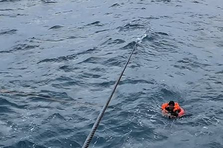 Proses evakuasi penyelamatan tiga nelayan hanyut oleh kru PHE OSES di Perairan Pulau Sabira, Kepulauan Seribu. Foto: PHE OSES