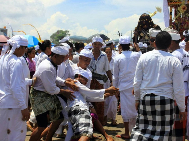 (Pecalang Bali Bersaput Hitam, Abu dan putih dalam sebiah upacara keagamaan || dok foto @pitutsaputra)