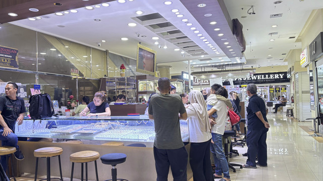 Toko Emas di Cikini Gold Center. Foto: Ave Airiza Gunanto/kumparan