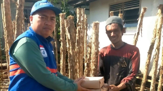 Relawan DT Peduli Membagikan Makanan Siap Santap untuk Masyarakat Prasejahtera di Barito Kuala (Sumber : DT Peduli)