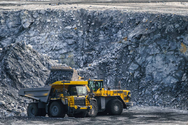 https://www.istockphoto.com/id/foto/memuat-batu-dengan-wheel-loader-di-atas-truk-besar-gm1391169304-447877624