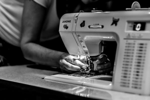 Ilustrasi Mitos Menjahit Malam Hari, Foto: Pexels/Leticia Ribeiro