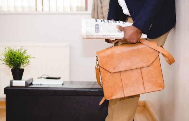 Ilustrasi Merk Tas Handbag Pria Terbaik. Sumber: Unsplash/Adeolu Eletu