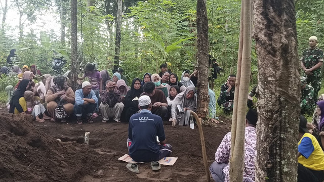 Prosesi pemakaman Toto, salah satu korban jiwa insiden disposal amunisi kedaluarsa di Desa Sagara, Kecamatan Cibalong, Kabupaten Garut, Rabu (13/5/2025). Foto: Robby Bouceu/kumparan