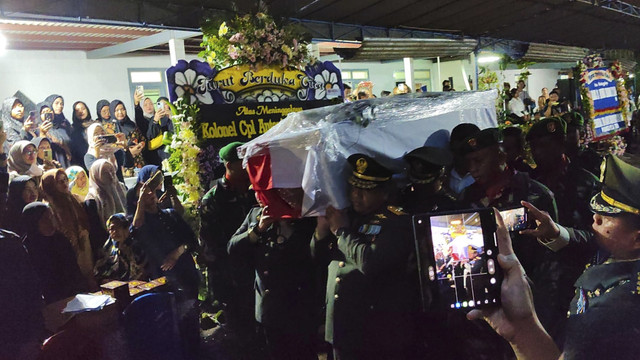 Hujan mengiringi pemakaman Kolonel Cpl Antonius Hermawan, di Sasonoloyo (makam) Kaliwanglu, Kalurahan Harjobinangun, Kapanewon Pakem, Kabupaten Sleman, Selasa (13/5/2025) Foto: Arfiansyah Panji Purnandaru/kumparan