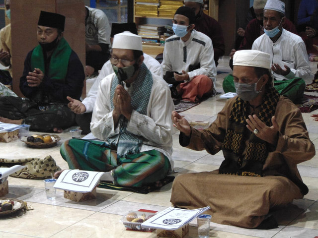 Warga Melakukan Doa Bersama dalam Memperingati Perayaan Maulid Nabi. Sumber: Dokumentasi Pribadi