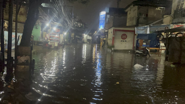 Banjir di Jalan Kemang Utara 9, Jakarta Selatan, Selasa (13/5/2025). Foto: Rayyan Farhansyah/kumparan