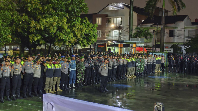 Kegiatan apel sebelum menyisir preman di Jakarta Barat pada Selasa (13/5/2025). Foto: Rachmadi Rasyad/kumparan
