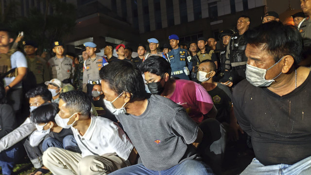 Polisi dan instansi terkait saat menangkap preman dan berbincang dengan pedagang kaki lima di Puri Indah, Kembangan, Jakarta Barat. Foto: Rachmadi Rasyad/kumparan