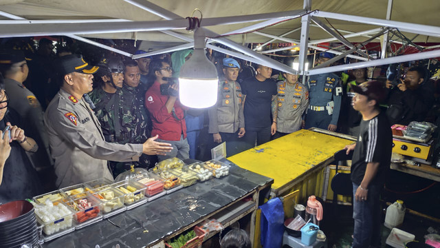 Polisi dan instansi terkait saat menangkap preman dan berbincang dengan pedagang kaki lima di Puri Indah, Kembangan, Jakarta Barat. Foto: Rachmadi Rasyad/kumparan