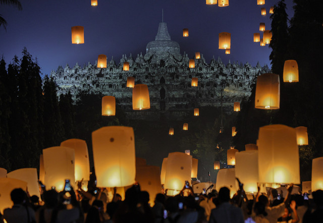 Sebanyak 2569 Lampion Tri Suci Waisak Mengangkasa di Langit Borobudur
