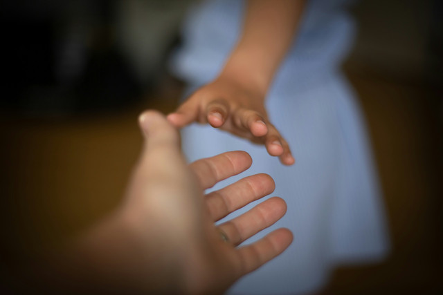 Tangan saling menolong. [Foto: Jutta Kamp/Unsplash]