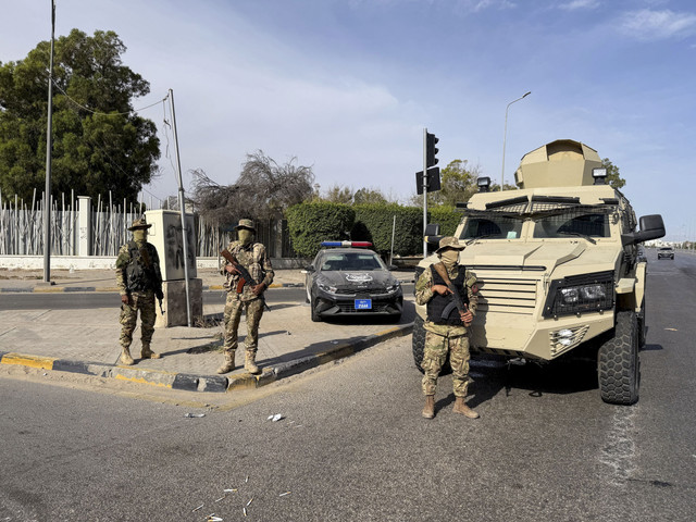 Anggota Brigade 444 Angkatan Darat Libya, unit yang melayani Pemerintah Persatuan Nasional (GNU) dan Perdana Menteri Abdulhamid al-Dbeibah, berjaga di Tripoli, Libya, Selasa (13/5/2025). Foto: Ayman Al-Sahili/Reuters