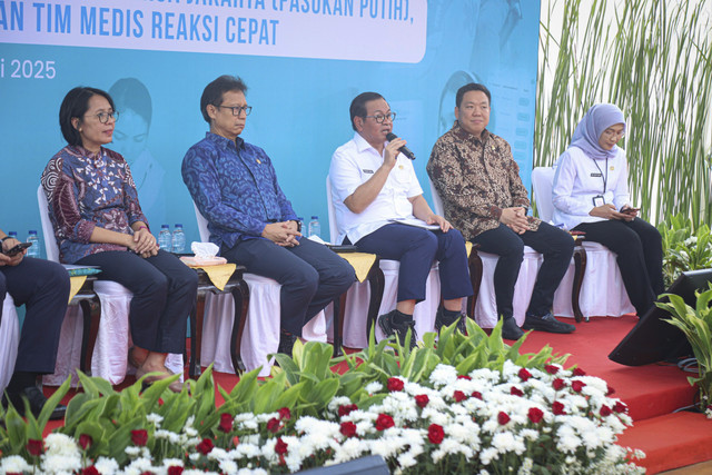 Gubernur DKI Jakarta bersama Menteri Kesehatan Budi Gunadi Sadikin meresmikan layanan kesehatan warga jakarta di Rusun Tanah Tinggi, Johar Baru, Jakarta, Rabu (13/5/2025). Foto: Iqbal Firdaus/kumparan