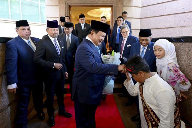 Presiden Prabowo dijemput oleh Putra Mahkota Brunei menuju Istana Nurul Iman untuk upacara penyambutan. Foto: Muchlis Jr - Biro Pers Sekretariat Presiden