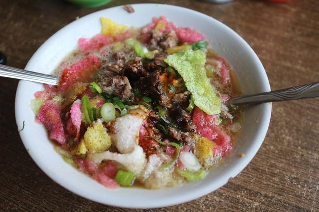 Tempat makan dekat underpass Purwokerto. Foto adalah soto sokaraja, salah satu menu di Purwokerto. Sumber: Pixabay/mufidpwt