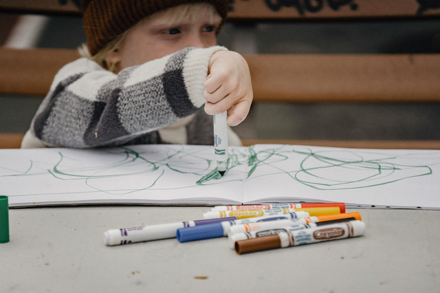“Anak-anak sedang mencore-coret”. (Sumber Foto: Pexels).