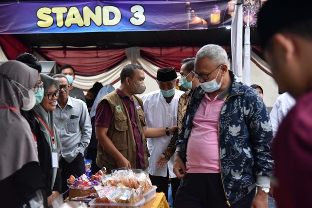 Bupati Kuningan, H Acep Purnama saat menghadiri Bazar Kampung Ramadhan di Kelurahan Sukamulya, Kecamaan Cigugur, Kuningan, Jabar. (Andri)