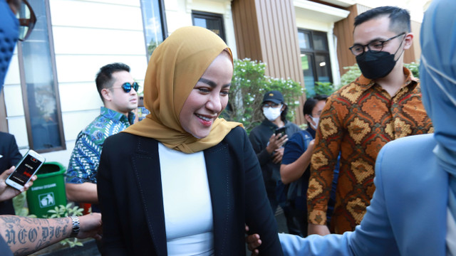 Pasangan artis Olla Ramlan dan suaminya Aufar Hutapea saat ditemui wartawan usai menjalani sidang  perceraian di Pengadilan Agama Jakarta Selatan, Senin, (4/4/2022). Foto: Ronny