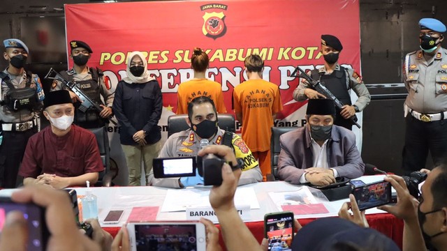 Konferensi pers Polres Sukabumi Kota terkait penangkapan tersangka penginjak Al-Quran, Kamis (5/5/2022). Foto: Polres Sukabumi Kota
