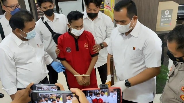 Kepolisian Daerah NTB menghadirkan satu di antara empat tersangka begal terhadap Amak Santi saat konferensi pers, Selasa (19/4/2022). Foto: Dok. Istimewa