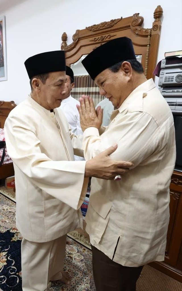 Menteri Pertahanan Prabowo Subianto bersilaturahmi ke kediaman Habib Lutfi bin Yahya di Pekalongan, Jawa Tengah, Selasa (19/4/2022). Foto: Dok. Istimewa