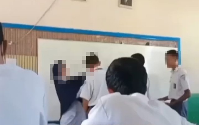 Screenshot video yang viral di media sosial. Tampak seorang guru menampar murid di depan kelas. Foto: Instagram.com