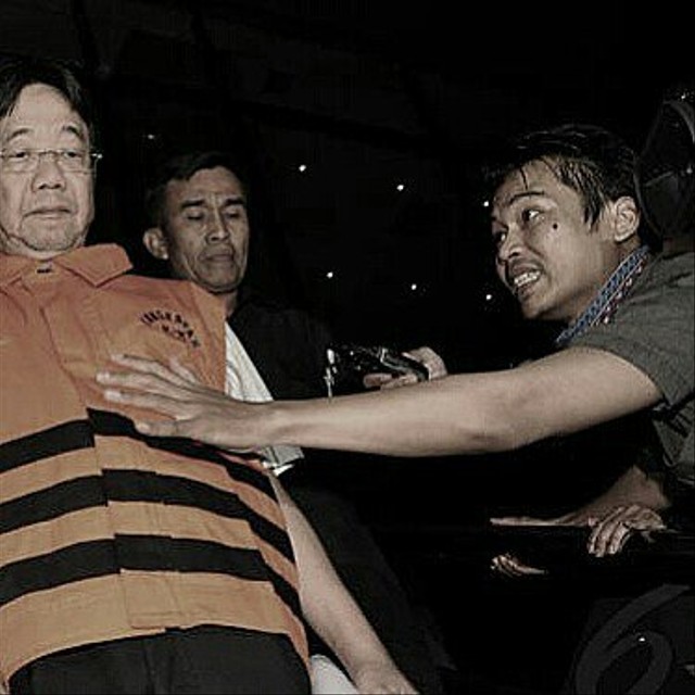 Saya (paling kanan) berupaya mewawancarai Swee Teng. Pada momen ini, Swee Teng sudah ditahan KPK.