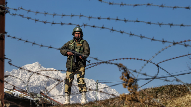 India dan Pakistan kerap saling tuduh melakukan serangan-serangan 'bendera palsu' di sepanjang perbatasan Kashmir guna memprovokasi konflik militer.