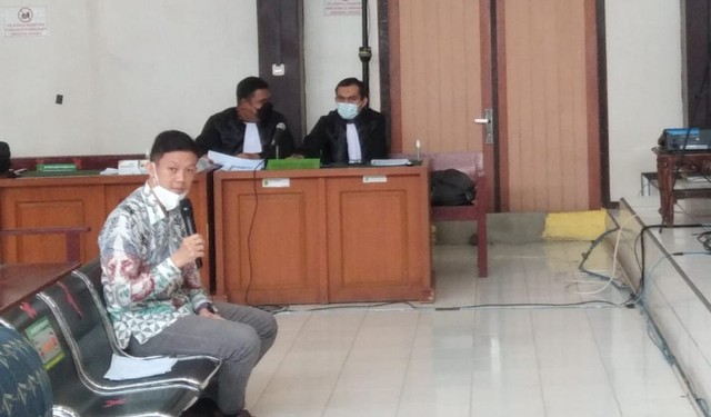 Suhandy, saat menjalani persidangan di Pengadilan Tipikor Palembang. (ist)