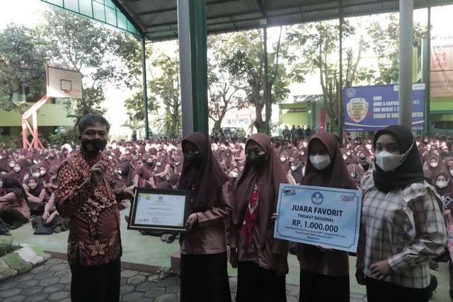 Apriliani Iswati SPd (paling kanan) bersama perwakilan siswa saat menerima penghargaan. Foto: dok
