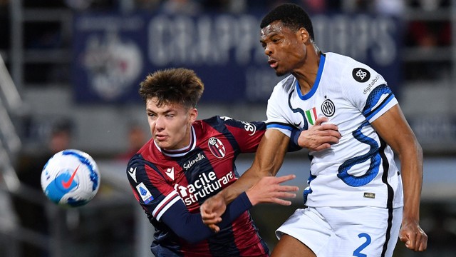 Pemain Inter Milan Denzel Dumfries duel dengan Aaron Hickey dari Bologna di Stadio Renato Dall'Ara, Bologna, Italia. Foto: Jennifer Lorenzini/Reuters