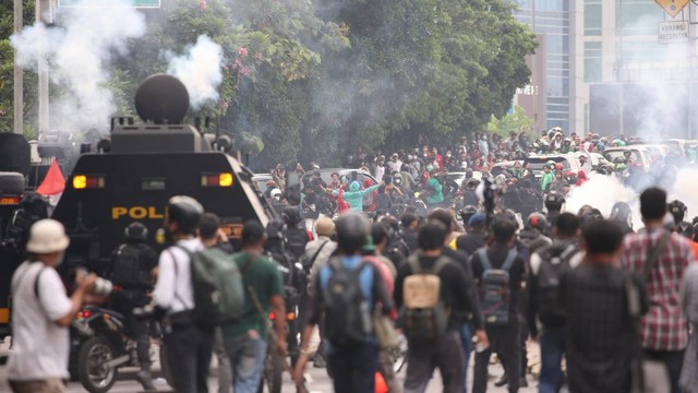 Kericuhan saat demo 11 April di Gedung DPR RI, Jakarta, Senin (11/4).  Foto: Aditia Noviansyah/kumparan