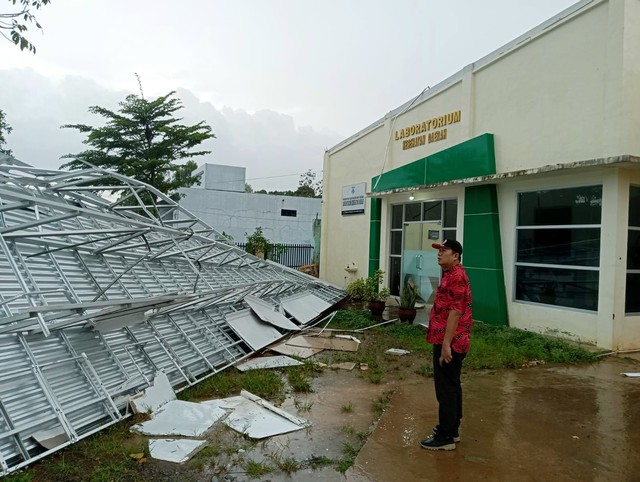 Atap gedung Laboratorium Dinkes Musi Rawas yang rusak akibat puting beliung. (ist)