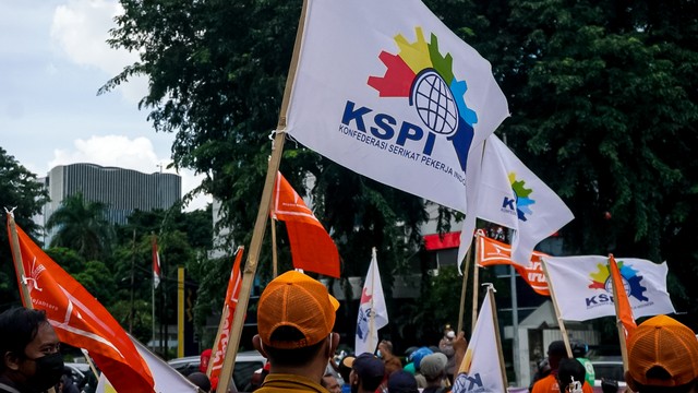 Sejumlah massa yang terdiri dari Partai Buruh, Serikat Buruh dan Serikat Petani menggelar aksi unjuk rasa di depan kantor Kementerian Pedagangan di kawasan Gambir, Jakarta Pusat pada Selasa (22/3/2022). Foto: Iqbal Firdaus/kumparan