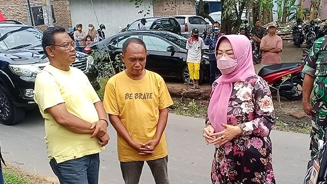 Bupati Sukoharjo, Etik Suryani, menemui pemilik lahan yang membongkar tembok bekas Keraton Kartasura, Sabtu (23/04/2022). FOTO: Agung Santoso