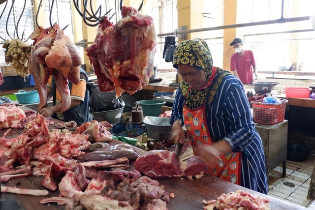 Suasana penjualan daging sapi di Pasar Beringharjo, Yogyakarta. Harga daging sapi di sana masih stabil di angka Rp 125 ribu per kilogram, Jumat (25/2). Foto: kumparan/Arfiansyah Panji Purnandaru