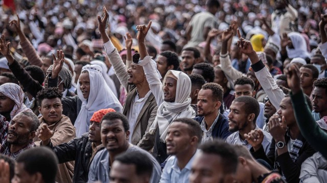 Jemaah Muslim memberi isyarat selama khotbah salat Idul Fitri di stadion sepak bola di Addis Ababa, Ethiopia, pada 2 Mei 2022. Foto: Amanuel SILESHI / AFP