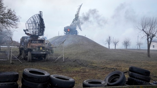 Radar rusak dan peralatan lainnya usai dihantam serangan Rusia, di fasilitas militer Ukraina di luar Mariupol, Ukraina, Kamis (24/2/2022). Foto: Sergei Grits/AP Photo