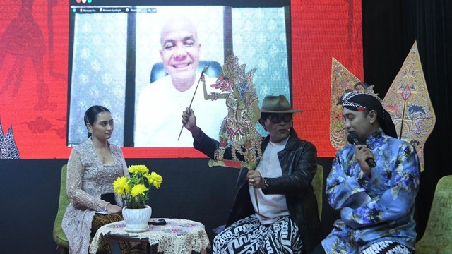 Gubernur Jawa Tengah Ganjar Pranowo menjadi dalang virtual dalam Pagelaran Wayang Kulit New Era di Deli Serdang Sumatra Utara, Sabtu (5/3). Foto: Dok. Istimewa