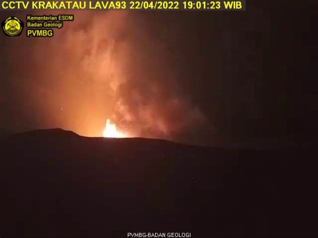 Lontarkan Abu Vulkanik dan Api ke Udara, Anak Krakatau Erupsi Lagi (4799)