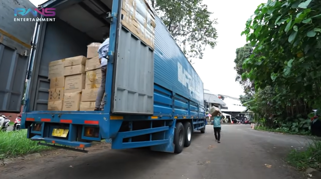 Rafathar sewa kontainer untuk beri kado ke Raffi Ahmad. Foto: YouTube Rans Entertainment