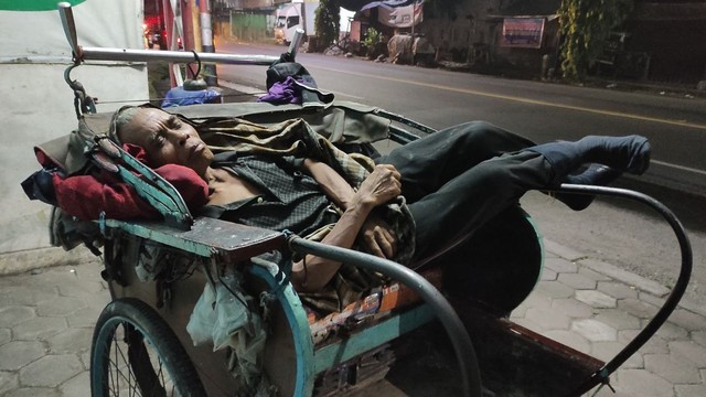 Pak Rozikin (55 tahun) salah satu tukang becak Pekalongan yang tidur di pinggir jalan raya setiap malam.