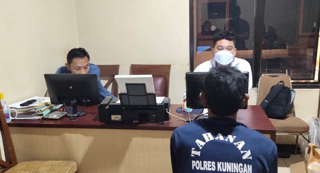 Jajaran kepolisian saat memeriksa pelaku penganiayaan kepada istri dan anaknya di Kabupaten Kuningan, Jawa Barat. (Foto: Istimewa)