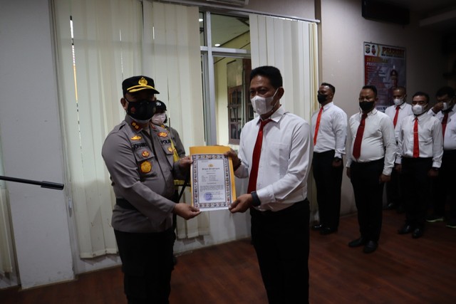 15 personel Polres Sorong Kota diberikan reward penghargaan dari Kapolres Sorong Kota