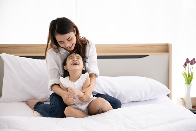 Ilustrasi ibu mengurus anak. Foto: Shutterstock